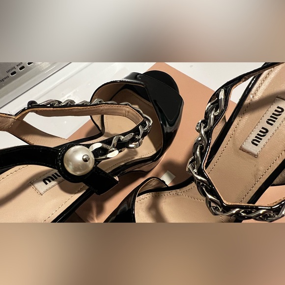 MIU MIU Platforms - Black Patent Leather Sandals with pearl and silver chain - Picture 6 of 14